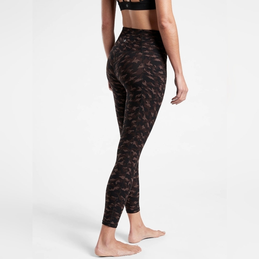 ATHLETA Salutation Stash Pocket 7/8 Tight- camo- Size medium